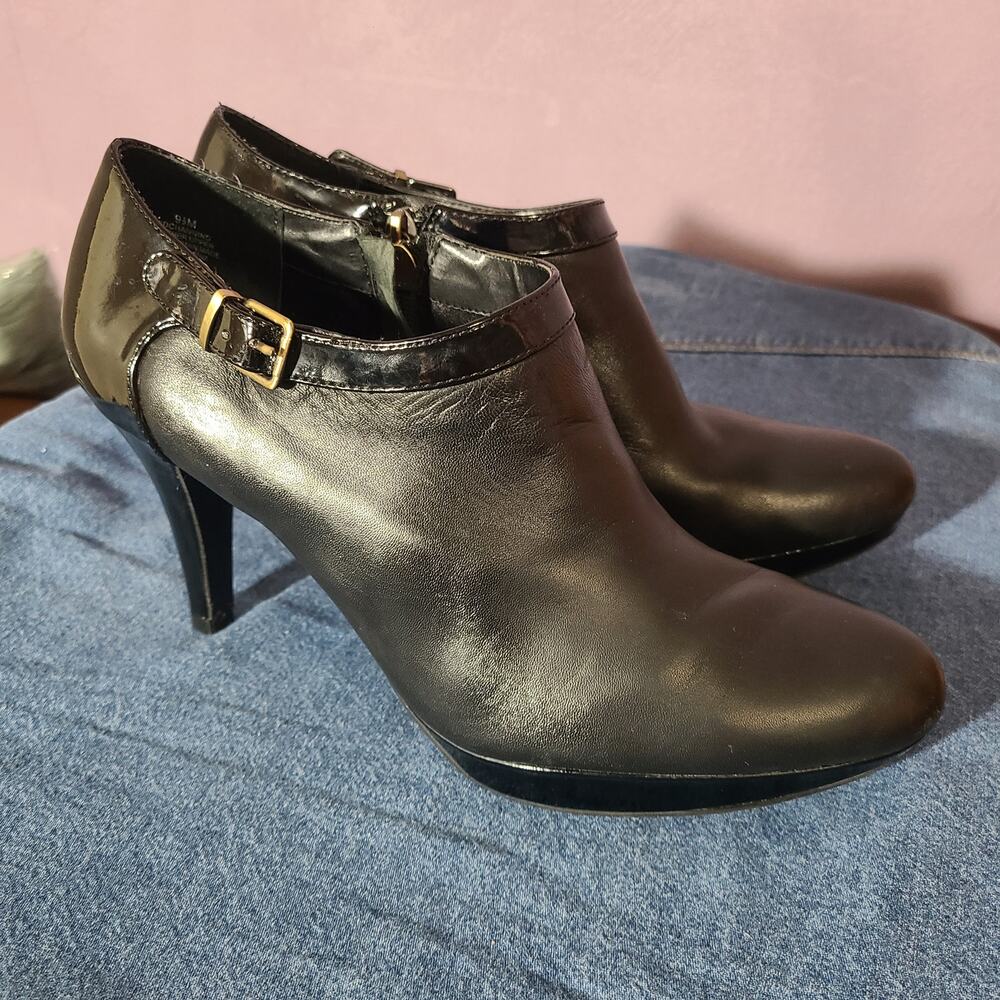 Bandolino Soft Leather‎ Comfort Booties Heels Womens 9.5 Black Patent Trim